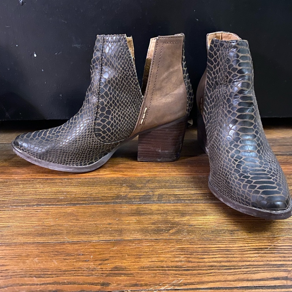 Laura Marano Boots